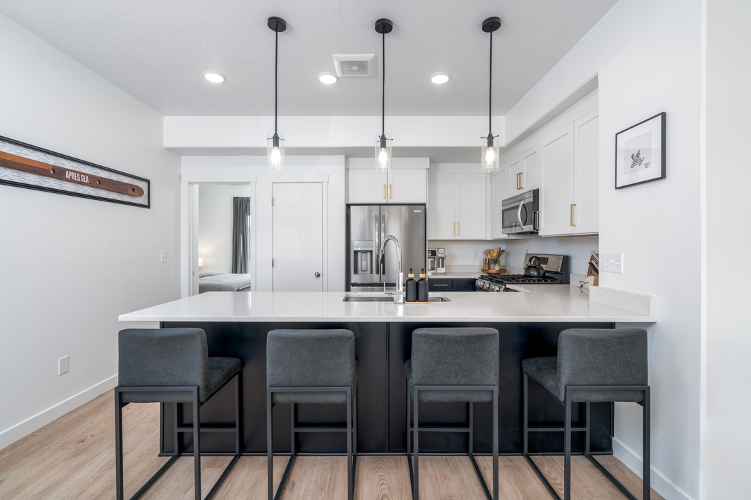 A picture of a modern two-tone blue and white kitchen